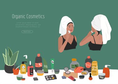 Önü ve arkası güzel bir kız, kafasında havluyla, cildine özen göstererek yüzünü ve makyajını temizliyor. Şişedeki doğal organik kozmetik ürünleri. Cilt rutini ayarlandı. Çizgi film vektör illüstrasyonu