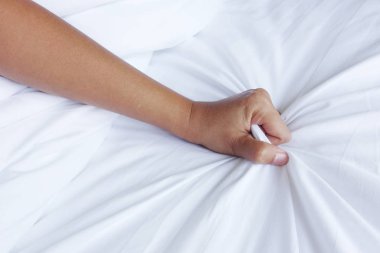 Beyaz çarşaf çekerek ecstasy, orgazm kadınların el.