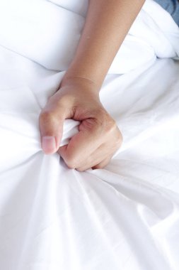 Beyaz çarşaf çekerek ecstasy, orgazm kadınların el.