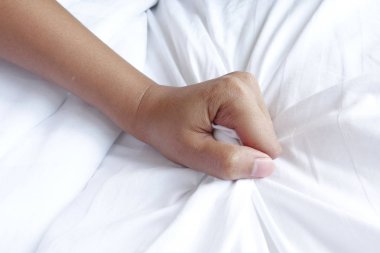 Beyaz çarşaf çekerek ecstasy, orgazm kadınların el.