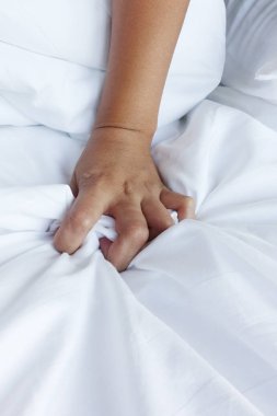 Beyaz çarşaf çekerek ecstasy, orgazm kadınların el.