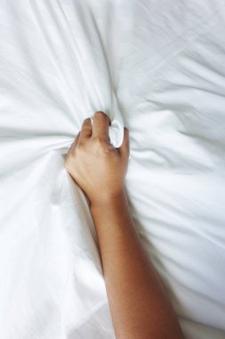 Beyaz çarşaf çekerek ecstasy, orgazm kadınların el.