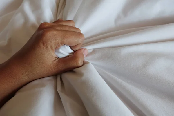Tangan wanita menarik lembaran putih dalam ekstasi, orgasme . — Stok Foto