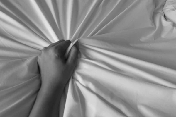 妇女在狂喜之中，高潮拉白色床单的手. — 图库照片