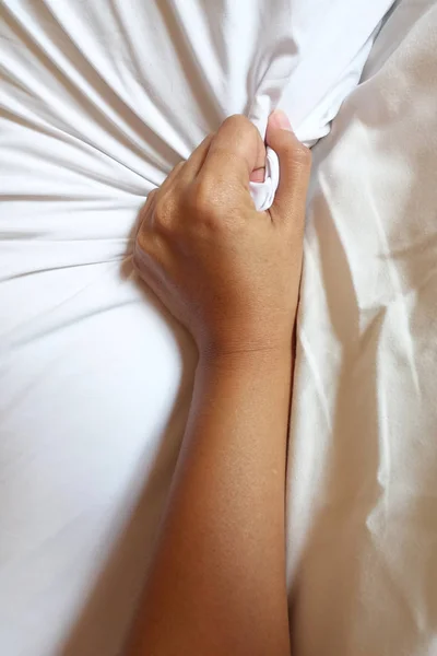 Tangan wanita menarik lembaran putih dalam ekstasi, orgasme . — Stok Foto