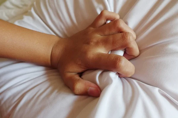 Beyaz çarşaf çekerek ecstasy, orgazm kadınların el.