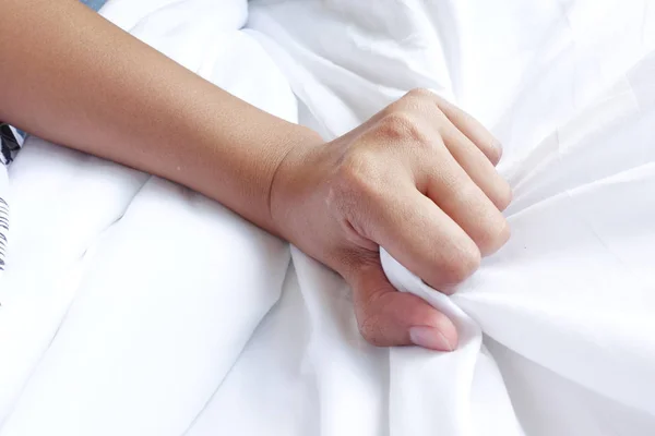 Beyaz çarşaf çekerek ecstasy, orgazm kadınların el.