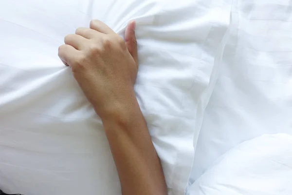 Рука женщины тянет белые простыни в экстазе, оргазм . — стоковое фото