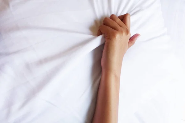 Mano de las mujeres tirando de sábanas blancas en éxtasis, orgasmo . — Foto de Stock