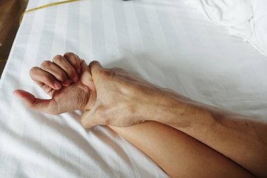 Tecavüz ve cinsel abus bir kadın elini tutarak kıllı erkek eli