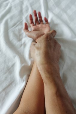 Tecavüz ve cinsel abus bir kadın elini tutarak kıllı erkek eli