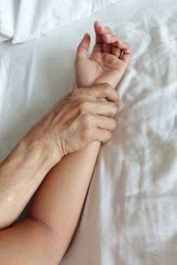 Tecavüz ve cinsel abus bir kadın elini tutarak kıllı erkek eli