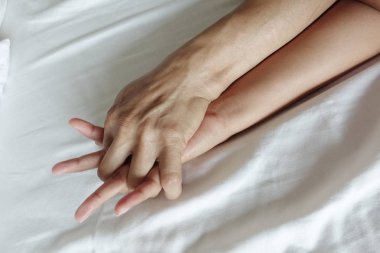 Tecavüz ve cinsel abus bir kadın elini tutarak kıllı erkek eli