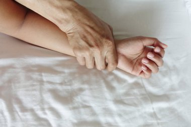 Tecavüz ve cinsel abus bir kadın elini tutarak kıllı erkek eli