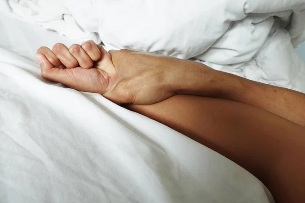 Tecavüz ve cinsel abus bir kadın elini tutarak kıllı erkek eli