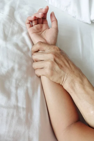 A mão de um homem peludo segurando uma mão mulher para estupro e abus sexual — Fotografia de Stock