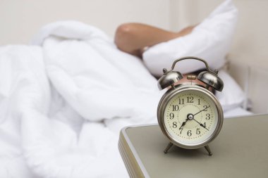 genç kızla yatakta sabaha alarmclock