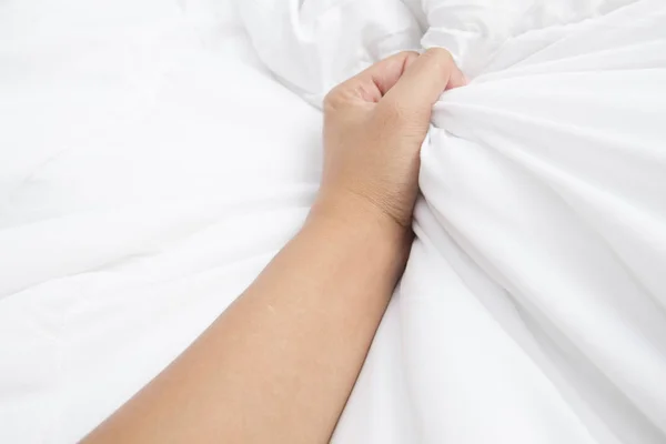 Mão de mulheres puxando lençóis brancos em êxtase, orgasmo . — Fotografia de Stock