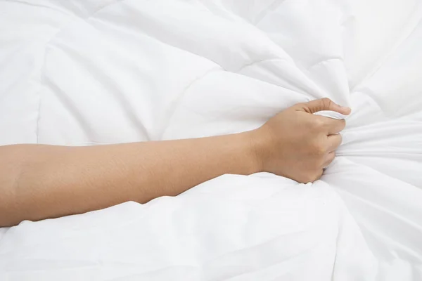 Hand of women pulling white sheets in ecstasy, orgasm. — Stock Photo, Image