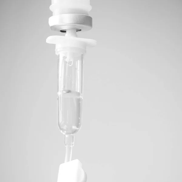 Cerrar goteo salino IV para paciente y bomba de perfusión en hospita — Foto de Stock