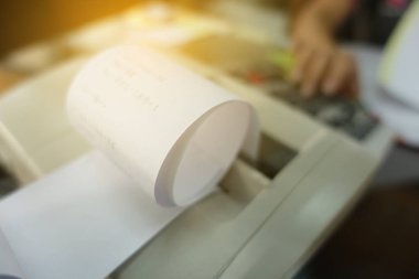 Bakkal alışveriş giriş ve ahşap masa hesap makinesi