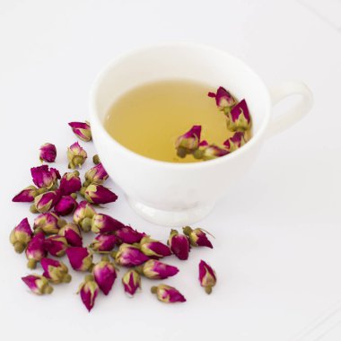 Çay, çay bardağı, süzgeç ve Cam Kavanoz gül goncası ile gül tomurcukları.