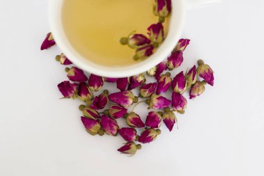 Çay, çay bardağı, süzgeç ve Cam Kavanoz gül goncası ile gül tomurcukları.