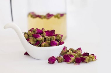 Çay, çay bardağı, süzgeç ve Cam Kavanoz gül goncası ile gül tomurcukları.