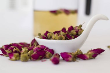 Çay, çay bardağı, süzgeç ve Cam Kavanoz gül goncası ile gül tomurcukları.