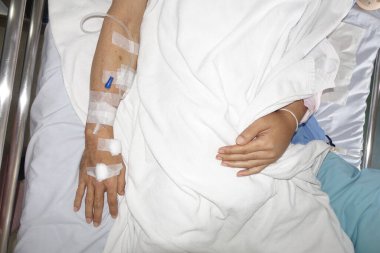 Hastanede serumu olan bir hastanın eli.