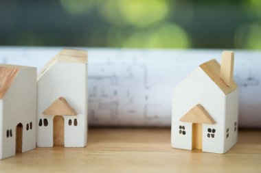 Minyatür ahşap ev ve mimari planı var.