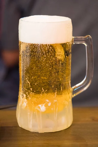 Grandes copos de cerveja com espuma close-up — Fotografia de Stock