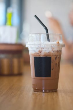 Buzlu kahve, ahşap masada hazır kahve.