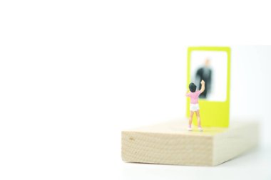 Evlat, baba işe çok uzaktayken cep telefonu bağlantısını kullan. Cep telefonuyla sohbet ya da aile sohbeti kavramı. Küreselleşme veya bağlantı.