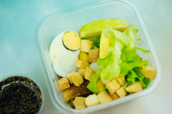 Pojemnik na lunch z gotowaną sałatką jajeczną i warzywną. Widok z góry. — Zdjęcie stockowe