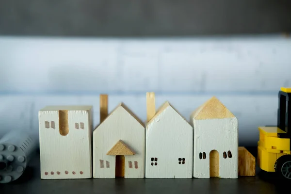 Мініатюрний дерев'яний будинок на чорному тлі — стокове фото