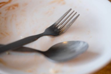 Yemekten sonra çatal ve kaşıkla kirli tabak. 