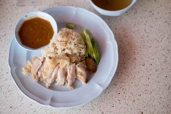 Hainanese kyckling ris eller steam kyckling ris med sås — Stockfoto