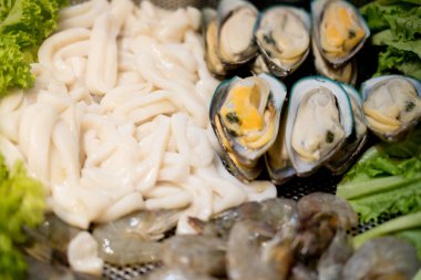 Geleneksel deniz ürünleri Tayland omleti yapar.