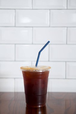 Ahşap masada buzlu kahve.