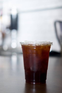 Ahşap masada buzlu kahve.