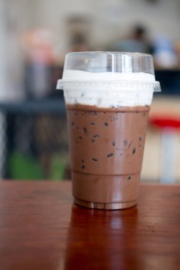 Üstünde krema olan buzlu kahve..