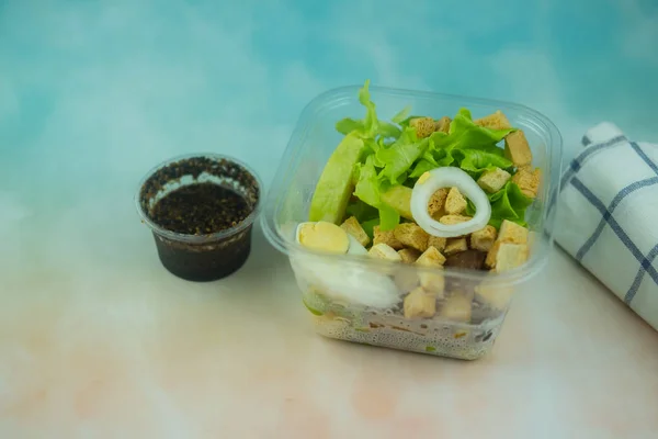 Обідня коробка з вареним яйцем та овочевим салатом. Вид зверху . — стокове фото
