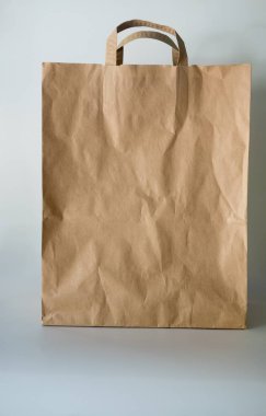 beyaz zemin üzerinde kahverengi kağıt torba