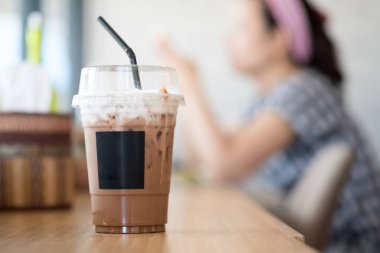 Buzlu kahve, ahşap masada hazır kahve.