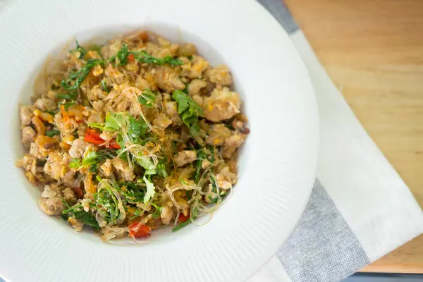 Mescolare vermicelli fritti con carne di maiale macinata e Cha-om lasciare — Foto Stock