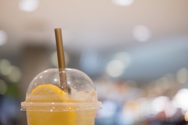 Buzlu limonata çayı. Soğuk yaz içeceği.