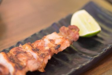 Siyah tabakta ızgara domuz eti