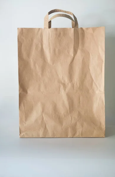在白色背景上的褐色纸包 — 图库照片