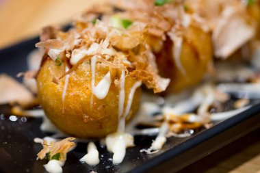 Takoyaki top şeklinde bir Japon aperatifi.